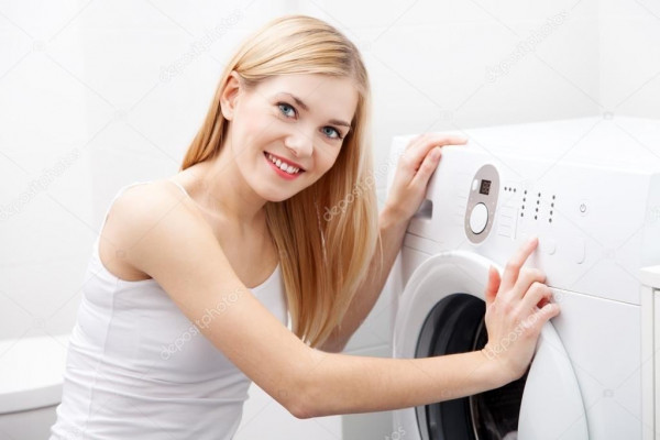 Waschmaschine-mit-Frau